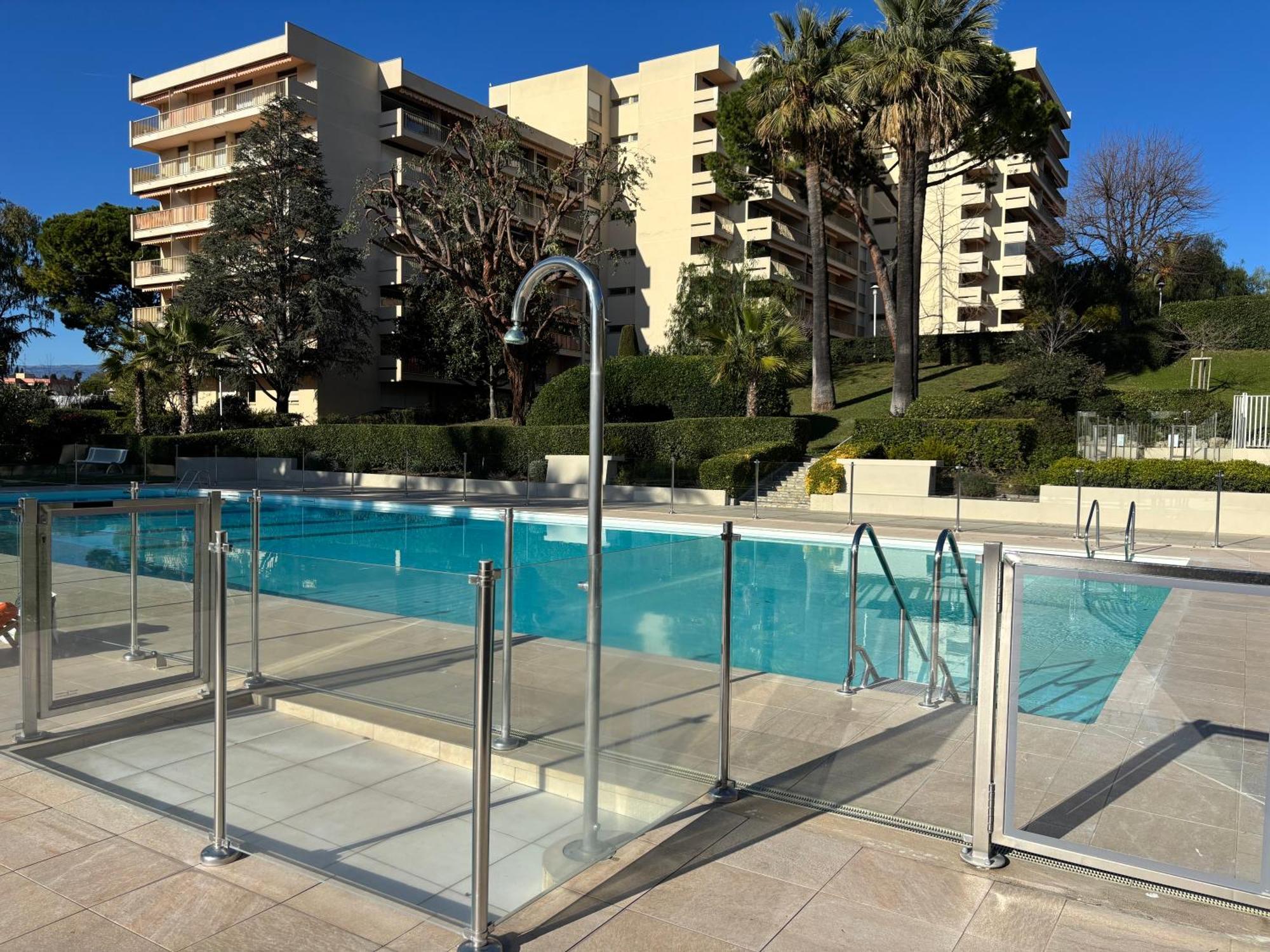 2 Pieces Centre Juan Moderne Avec Piscine Tennis * Antibes